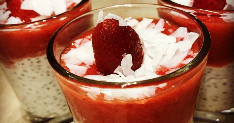 Chia Pudding mit Erdbeermus