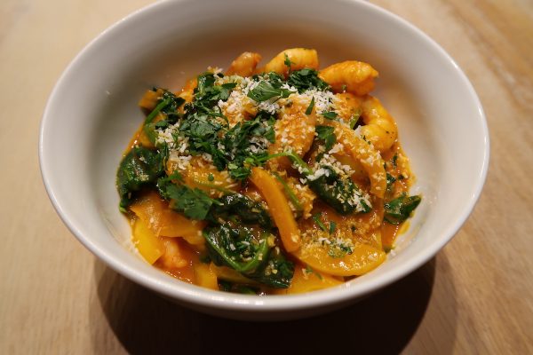 Curry-Pfanne mit Shrimps und Spinat